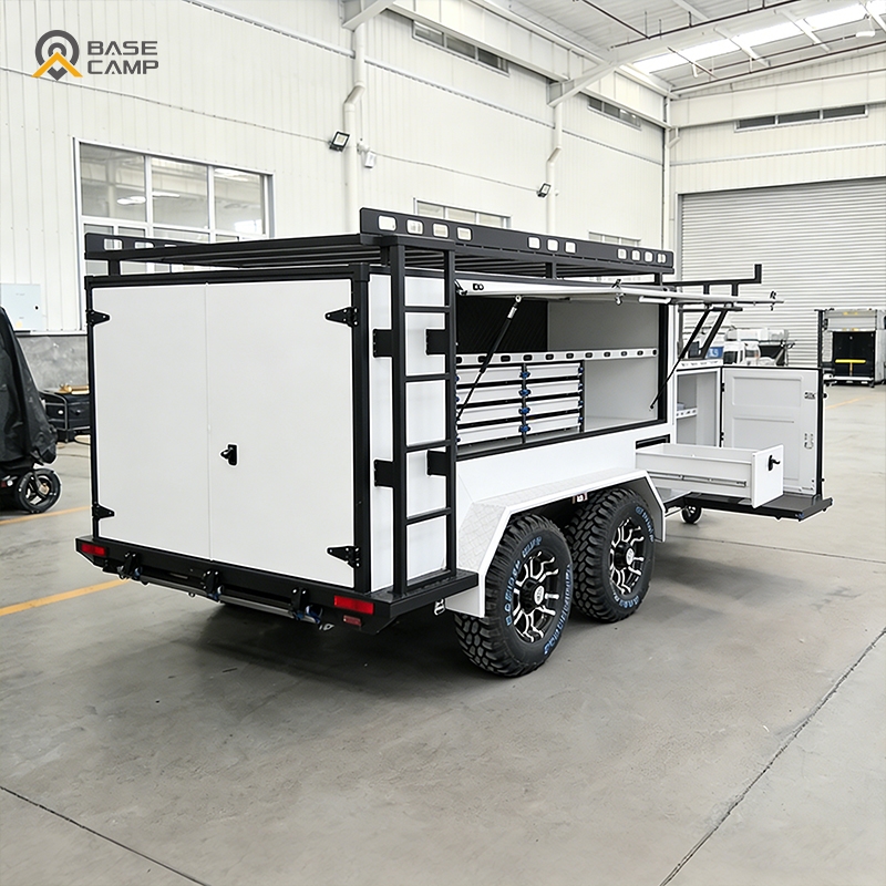 Усиленный закрытый прицеп-фург – обзор и цена Heavy Equipment Hauler